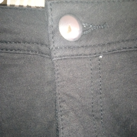Mix & Co Black Capris - Picture 4 of 6